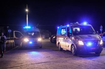 V trčenju plovila grške obalne straže in čolna z migranti umrlo 14 ljudi #video