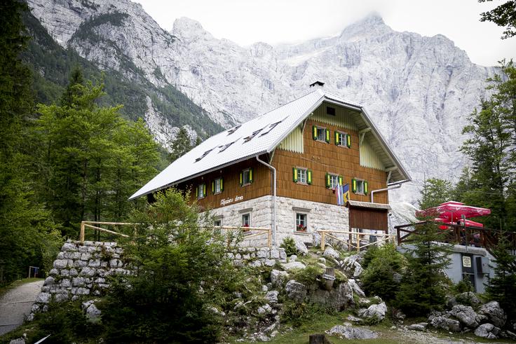 Aljažev dom pod severno triglavsko steno je odprt od aprila do konca septembra. | Foto: Ana Kovač