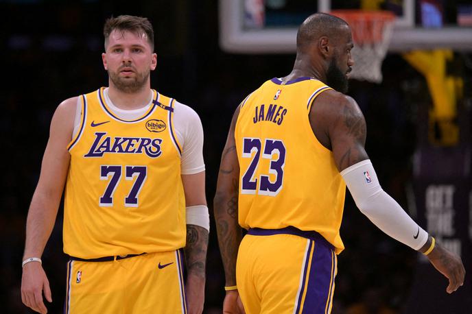 Luka Dončić LeBron James | Luka Dončić je dočakal debi v dresu LA Lakers in v 24 minutah igre k zmagi prispeval 14 točk, pet skokov in štiri asistence. | Foto Reuters