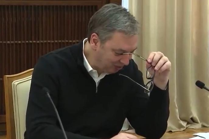 Aleksandar Vučić thumb | Srbski predsednik Aleksandar Vučić je med obiskom ZDA znova kritiziral proteste, ki jih je označil za "žalostno sliko nekega preteklega časa". Kritičen je bil tudi do EU, ki nasprotuje njegovemu obisku Moskve 9. maja, kjer ruski predsednik Vladimir Putin organizira vojaško parado ob dnevu zmage.