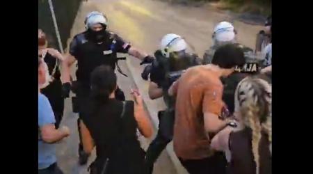 Vučićev teror ne pojenja. Šešelj protestnikom grozi z "zemunskimi četniki".