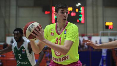 Nadarjeni Slovenec, ki pogleduje proti ligi NBA