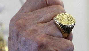 Zlatar, ki je izdelal prstan za Benedikta XVI., upa, da ga ne bodo uničili