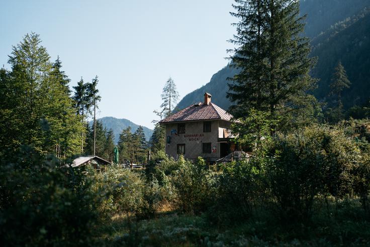 Kovinarska koča stoji na Zasipski planini v spodnjem delu doline Krme. | Foto: Jan Lukanović