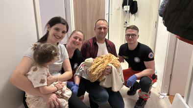 Dečku Davidu se je mudilo na svet, mamica rodila kar doma