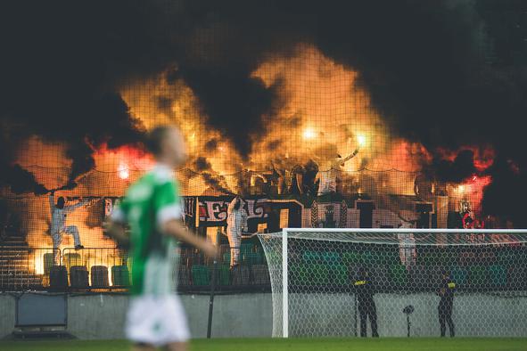 Green Dragons: Zakaj je slavje ob baklah v Planici spektakel, na nogometni tekmi pa huliganizem?