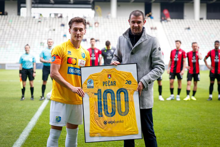 Kapetan Brava Martin Pečar je prejel priznanje za sto nastopov v prvi slovenski ligi. | Foto: Luka Kotnik