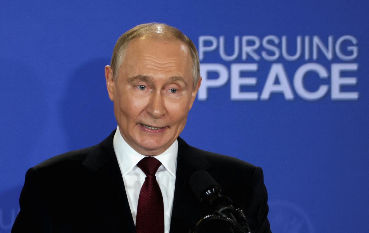 Vladimir Putin in Donald Trump na novinarski konferenci v mestu Anchorage na Aljaski | Ukrajina, če želi doseči napredek v smeri mirovnega sporazuma, mora odpraviti vojno stanje, izvesti volitve in referendum o ozemeljskih vprašanjih, navaja Putinove pogoje agencija Reuters. Moskva namreč kot pogoj za mir od Kijeva zahteva, da se odreče ozemljem, ki si jih je Rusija enostransko priključila. | Foto Reuters