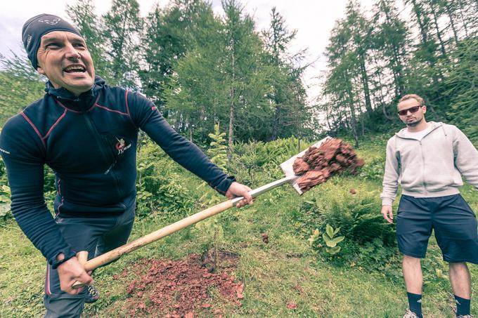 Uroš Ahačič, predsednik Planinskega društva Tržič, je v sklopu kampanje En hibrid, eno drevo, v neposredni bližini Planinskega doma na Zelenici zasadil drevesce. | Foto: Sebastian Plavec