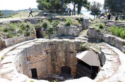 V Istri se je zrušil stari bunker, šest mladih tujcev končalo v bolnišnici