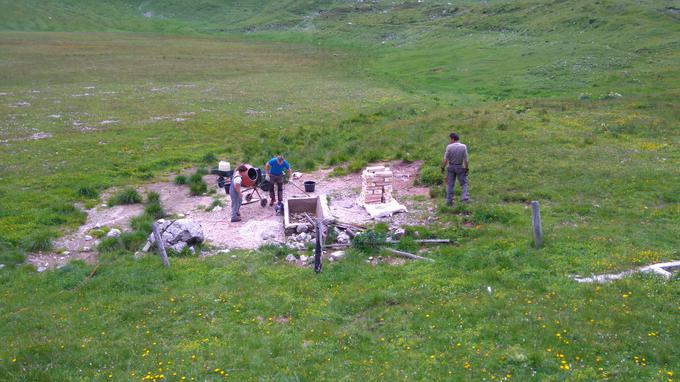 Na Korošici so postavili temelje za postavitev kontejnarjev, ki bodo namenjeni planincem, oskrbnici in delavcem, ki bodo gradili novo planinsko postojanko. | Foto: Beno Karner