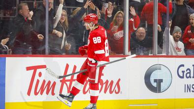 Brandon Montour z najhitrejšim golom v podaljšku, Patrick Kane s petimi točkami