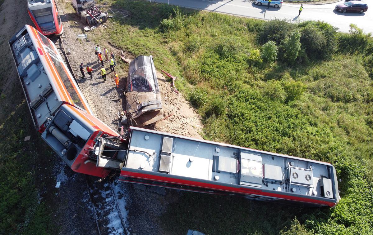 iztiril vlak | Železniški promet je bil zaradi nesreče prekinjen več ur. | Foto Reuters