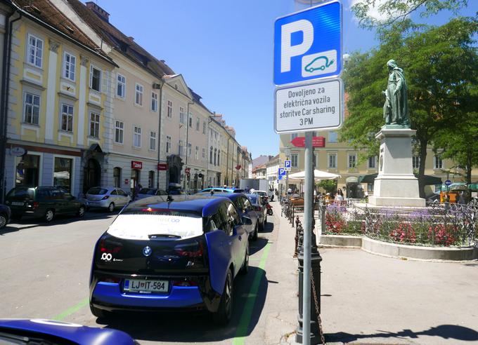 Označena mesta za parkiranje električnih avtomobilov. | Foto: Gregor Pavšič