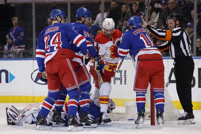 New York Rangers | Hokejisti New York Rangers so na domačem ledu vknjižili peto zaporedno zmago, Calgary so premagali z 2:0, vratar Igor Šesterkin je zaustavil vseh 30 strelov gostov. | Foto Reuters