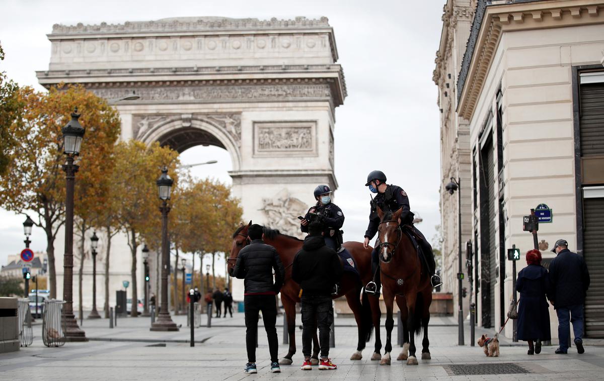 Francija, ukrepi, policija, epidemija | Policisti na ulicah francoskih mest preverjajo resničnost navedb na izjavah, ki upravičujejo izhod iz bivališč med ponovnim zaprtjem države. | Foto Reuters