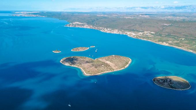 Po načrtih bi most vodil mimo znamenitega otočka Galešnjak, ki mu zaradi oblike srca pravijo tudi otok ljubezni. | Foto: Getty Images