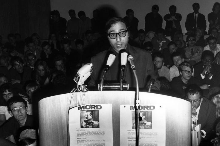 Bahman Nirumand je zaradi nasprotovanja šahovi diktaturi leta 1965 prebegnil v Evropo. Leta 1967 je na Svobodni univerzi v Berlinu sodeloval v protestih pred obiskom šaha Mohameda Reze Pahlavija v Zahodni Nemčiji (na fotografiji). | Foto: Guliverimage