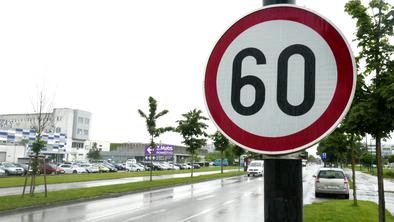 Ali hitrostna omejitev na Letališki cesti zavaja voznike? Policija to potrjuje.