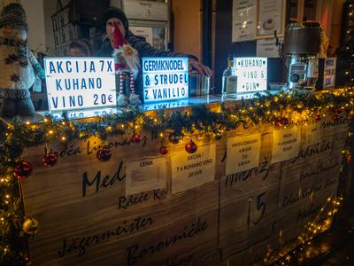 Kuhano vino štiri, kranjska klobasa 12 evrov: "Ponudba je luštna, vendar predraga" #video #foto