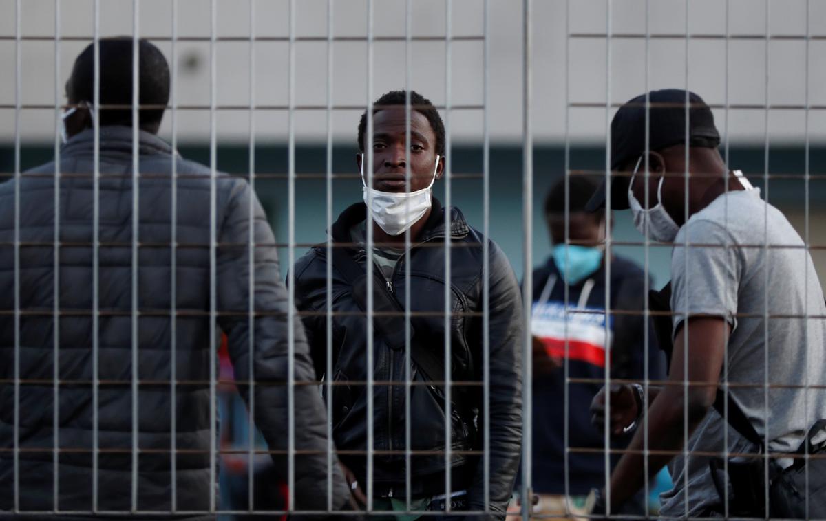 Migranti v Italiji | Prebežniki v sprejemnem centru v Rimu so v začetku tedna protestirali zaradi pomanjkanja zaščitne opreme proti novemu koronavirusu. | Foto Reuters