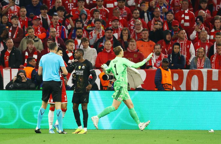 Manuel Neuer je miril domače navijače, naj ne obmetavajo gostujočih nogometašev. | Foto: Reuters