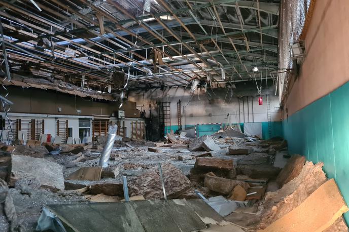 Osnovna šola Dušana Muniha Most na Soči, požar, gasilci | Ne vedo še točno, zakaj je zagorelo. | Foto STA