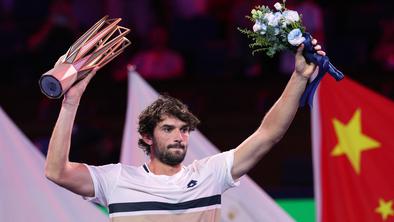 Vacherot niz presenečenj sklenil z zmago v Šanghaju, Gauff slavila v Wuhanu