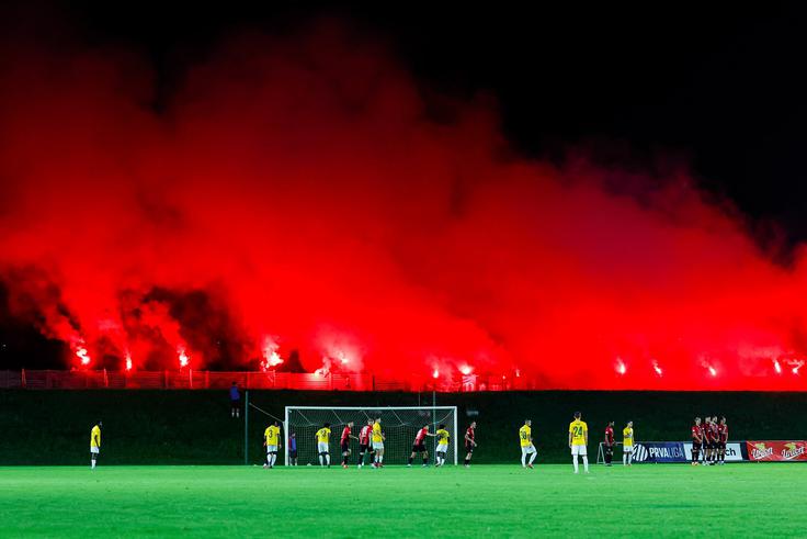 Navijači Primorje so zgodovinski obračun v Ajdovščini zaznamovali s pirotehničnim vložkom. | Foto: Aleš Fevžer