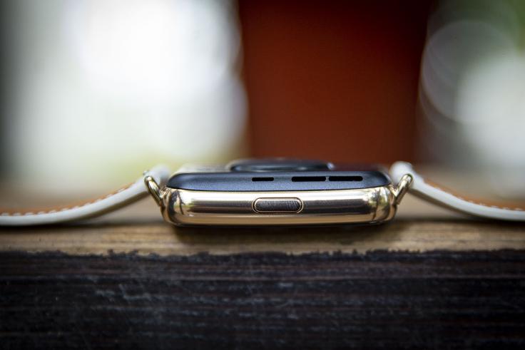 Edina tipka pametne zapestnice Huawei Watch Fit 2 je na desni strani. | Foto: Ana Kovač