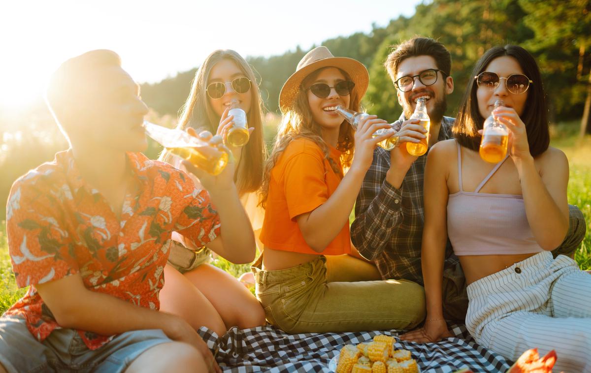 prijatelji, mladi poletje | Foto Shutterstock