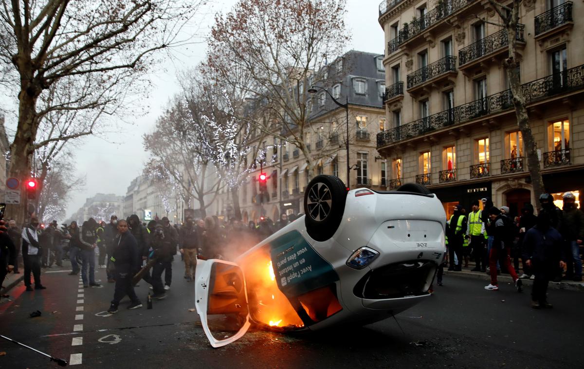 protesti Pariz Francija rumeni jopiči | Protestnikov je občutno manj kot bilo ob začetku protestov novembra lani, ko je bilo na ulicah okoli 280.000 rumenih jopičev. | Foto Reuters