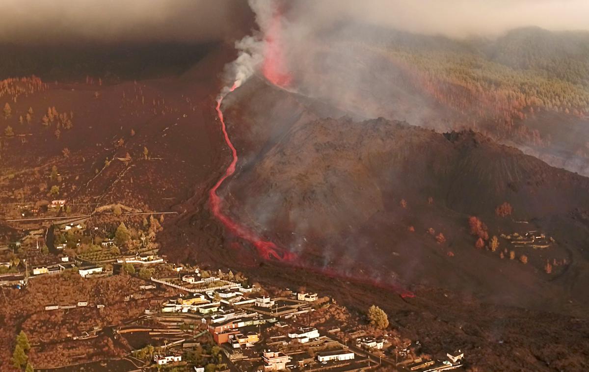 La Palma vulkan | Moškega so sorodniki pogrešali od petka, danes pa so ga našli. Domnevno naj bi poskušal očistiti vulkanski prah s strehe, a se mu je ta udrla. Ob padcu se je tako močno poškodoval, da je umrl. | Foto Reuters