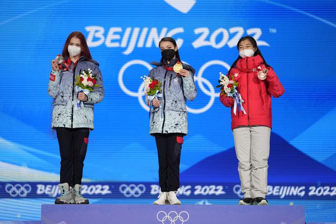 Trusova je bila danes na uradni podelitvi medalj precej bolje razpoložena kot včeraj, še vedno pa je največjo srečo izžarevala Japonka Kaori Sakamoto, presenetljivo dobitnica olimpijskega brona. | Foto: Guliverimage/Vladimir Fedorenko