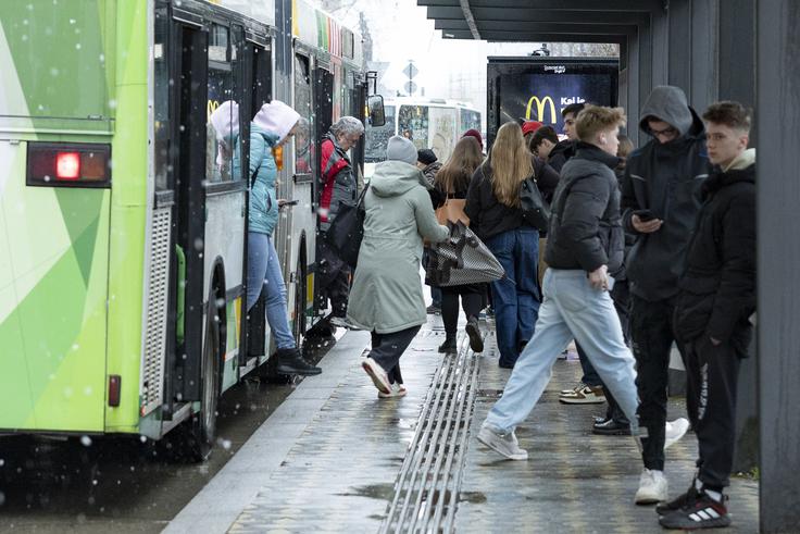 Mesta, ki si resnično prizadevajo za zmanjšanje osebnega motornega prometa, imajo poceni in učinkovit javni potniški promet, parkirnine pa so zasoljene.  | Foto: Ana Kovač