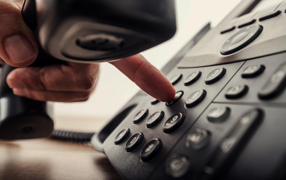 Telefon, telefonski klic | Telefonski klici ravnateljev, ki jih zanima, kako naj ravnajo ob okužbi, na NIJZ zvonijo v prazno. | Foto Thinkstock