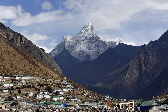 Mount Everest | Jeseni med septembrom in novembrom ter spomladi med aprilom in majem se v Nepal odpravi na tisoče tujih pohodnikov. | Foto Reuters