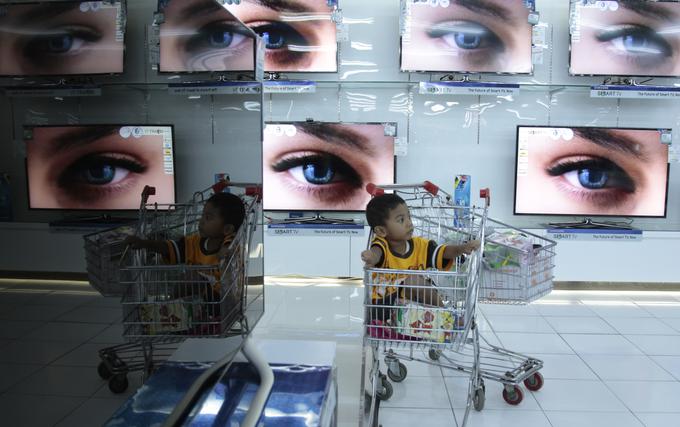 Ocenjujejo, da so otroci odgovorni za 450 milijard evrov, ki jih letno zapravi potrošniška družba. Ni čudno, da jih bombardirajo z oglasi. | Foto: Reuters