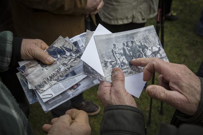 Člani posadke bombnika, ki so strmoglavljenje preživeli, v družbi partizanov.  | Foto: Bojan Puhek