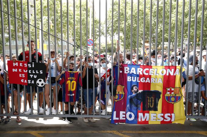 Navijači Barcelone so se z žalostjo poslovili od dolgoletnega zvezdnika in strelskega kralja kluba. | Foto: Reuters