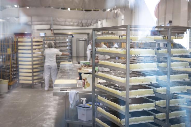 Kupci ponekod opažajo, da na trgovskih policah Spara manjkajo pekovski izdelki. Kot so že v ponedeljek povedali v Sparu, je pekarna v celoti prizadeta. | Foto: Bojan Puhek