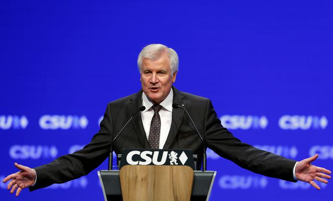 Socialdemokrati krivdo za slabe volilne rezultate strank velike koalicije pripisujejo vodji CSU in nemškemu zveznemu notranjemu ministru Horstu Seehoferju. | Foto: Reuters