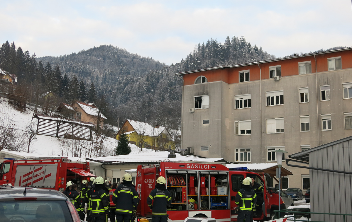 požar Jesenice, bolnišnica | V požaru so umrle tri osebe, materialna škoda pa znaša 180 tisoč evrov. | Foto STA