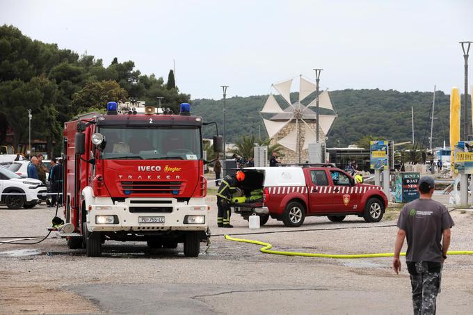 Pri gašenju požara v marini v Medulinu so sodelovali pripadniki Javne gasilske enote Pula s štirimi vozili, pridružili pa so se jim tudi člani Prostovoljnega gasilskega društva (DVD) Medulin. | Foto: Pixsell