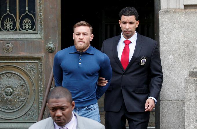 Conor McGregor je noč preživel v brooklynskem zaporu, po plačilu  50 tisoč evrov globe pa je lahko zapustil ZDA. | Foto: Reuters