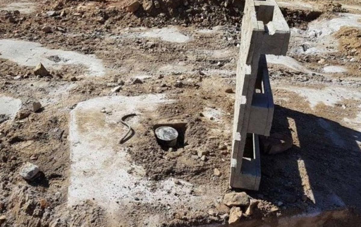 Most Poljska | Gradbeniki, ki prenavljajo most, so vedeli za možnost, da v temeljih mostu odkrijejo spominek iz preteklosti, a so pričakovali, da jih bodo morali za to porušiti do tal. Časovna kapsula je bila v temeljnem kamnu medtem ležala nepričakovano visoko, zaradi česar je njen najditelj tudi poškodoval spominsko ploščo. | Foto Gradbeno podjetje Banimex / Daniel Łakomiec