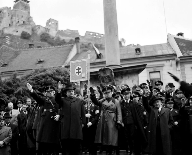 Desni del slovenskega katoliškega političnega tabora je pred drugo svetovno vojno sanjaril o tem, da bi Slovenci lahko v fašistični Evropi dobili podoben status kot Slovaška, ki je postala satelitska država Hitlerjevega Tretjega rajha. To so bili seveda le utvare. Na fotografiji: Jozef Tiso (v črni duhovniški opravi s klobukom in z dvignjeno desnico stoji v prvi vrsti v sredini), vodja Slovaške med drugo svetovno vojno. Po vojni je bil obsojen na smrt. | Foto: Guliverimage