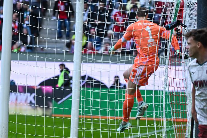 Manuel Neuer, Augburg - Bayern | Vratar Bayerna Manuel Neuer si je v začetku spopada z Augsburgom privoščil napako, ki je privedla do zgodovinsko hitrega zadetka Robina Fellhauerja. | Foto Guliverimage