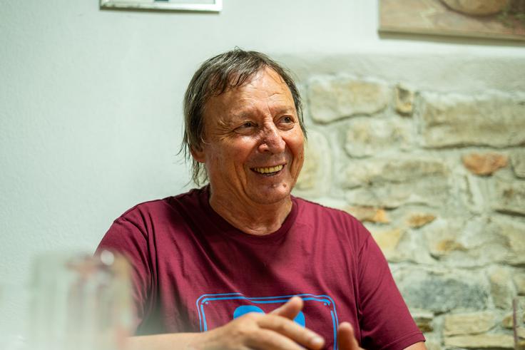 "Po pravici povedano pa me ni sram za nobeno besedilo. Morda bi me moralo biti malo sram za pesem Fehtarji, ampak ker je takšna glasba danes povsem normalen del scene, sem tudi to sprejel." | Foto: Liam Toni Šironjič