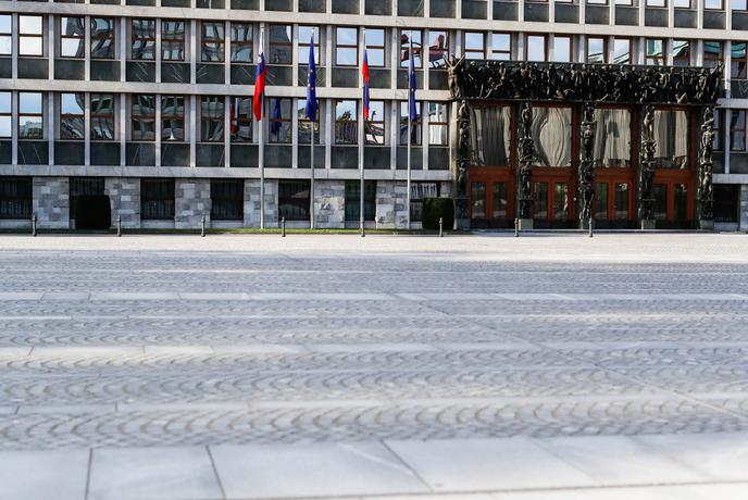 Poslanci tudi o vpisu uporabe gotovine v ustavo